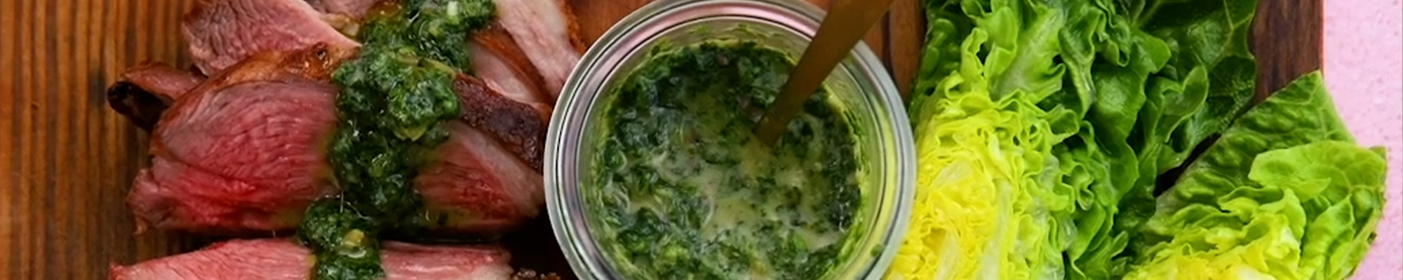 Gegrillte Lammh&uuml;fte mit Romana-Salat und Chimichurri  | AL-KO Gartenmagazin