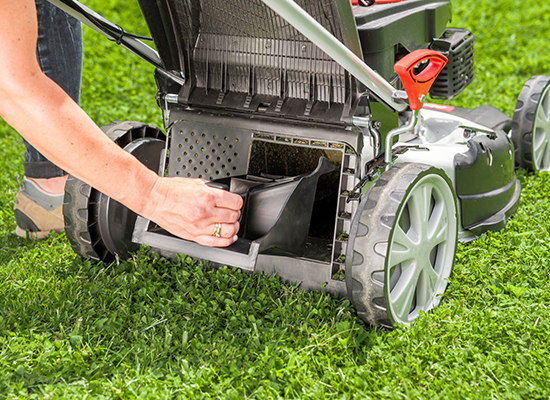 Mulchkeil einsetzen beim Rasenmäher | AL-KO Gartenmagazin