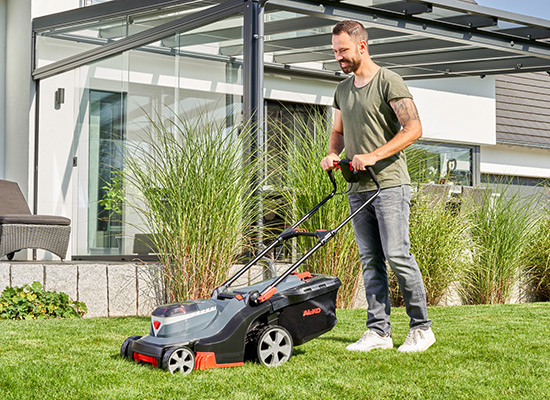 18 V Akku-Rasenmäher 382 Li Premium | Leise Rasenmähen mit praktischen Extras